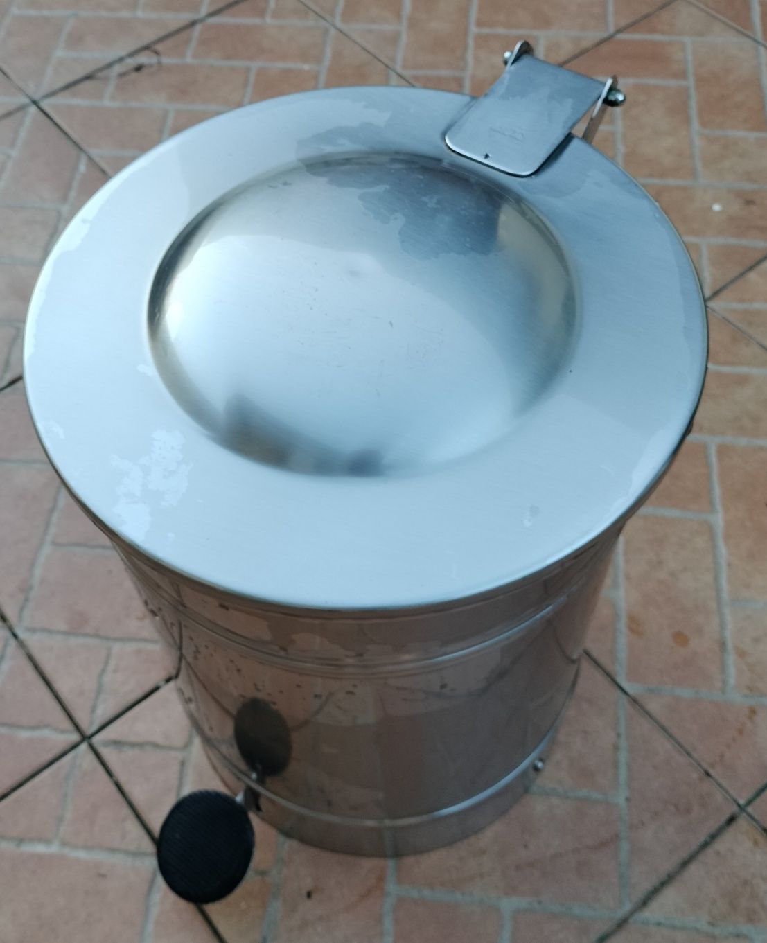 Caixote de lixo em aço inoxidável com tampa acionada por pedal