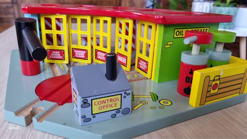 Zajezdnia dla pociągów.Parowozownia drewniana BigJigs Rail