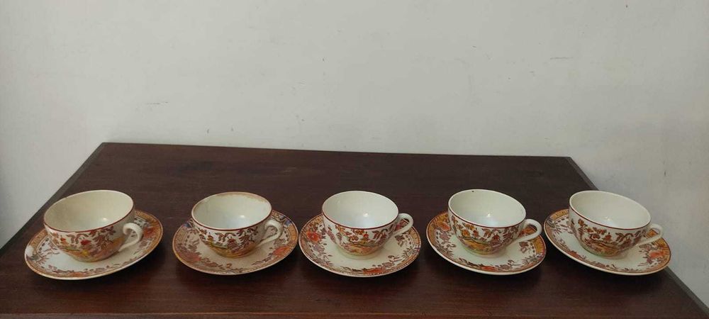 Conjunto de 5 chávenas e pires de porcelana