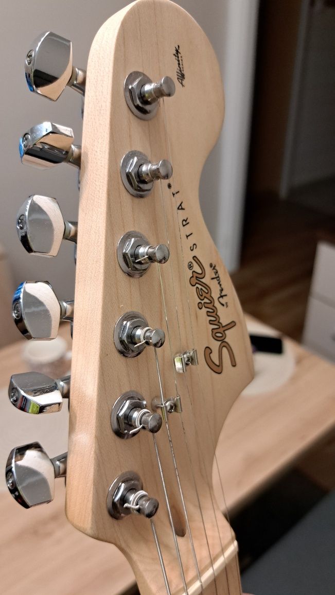 Gitara Squier Affinity z pokrowcem