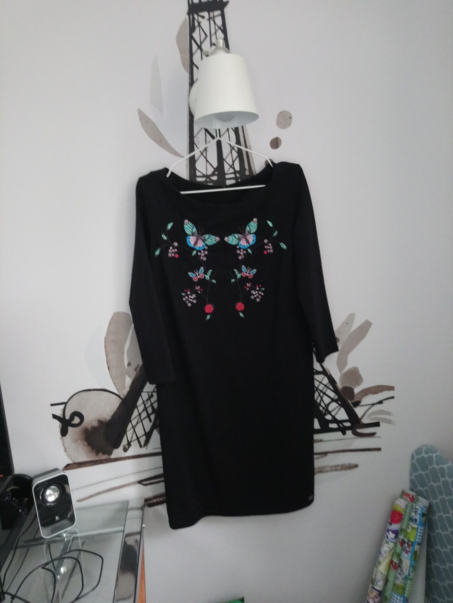 czarna sukienka z aplikacjami kolorowymi, rozmiar L