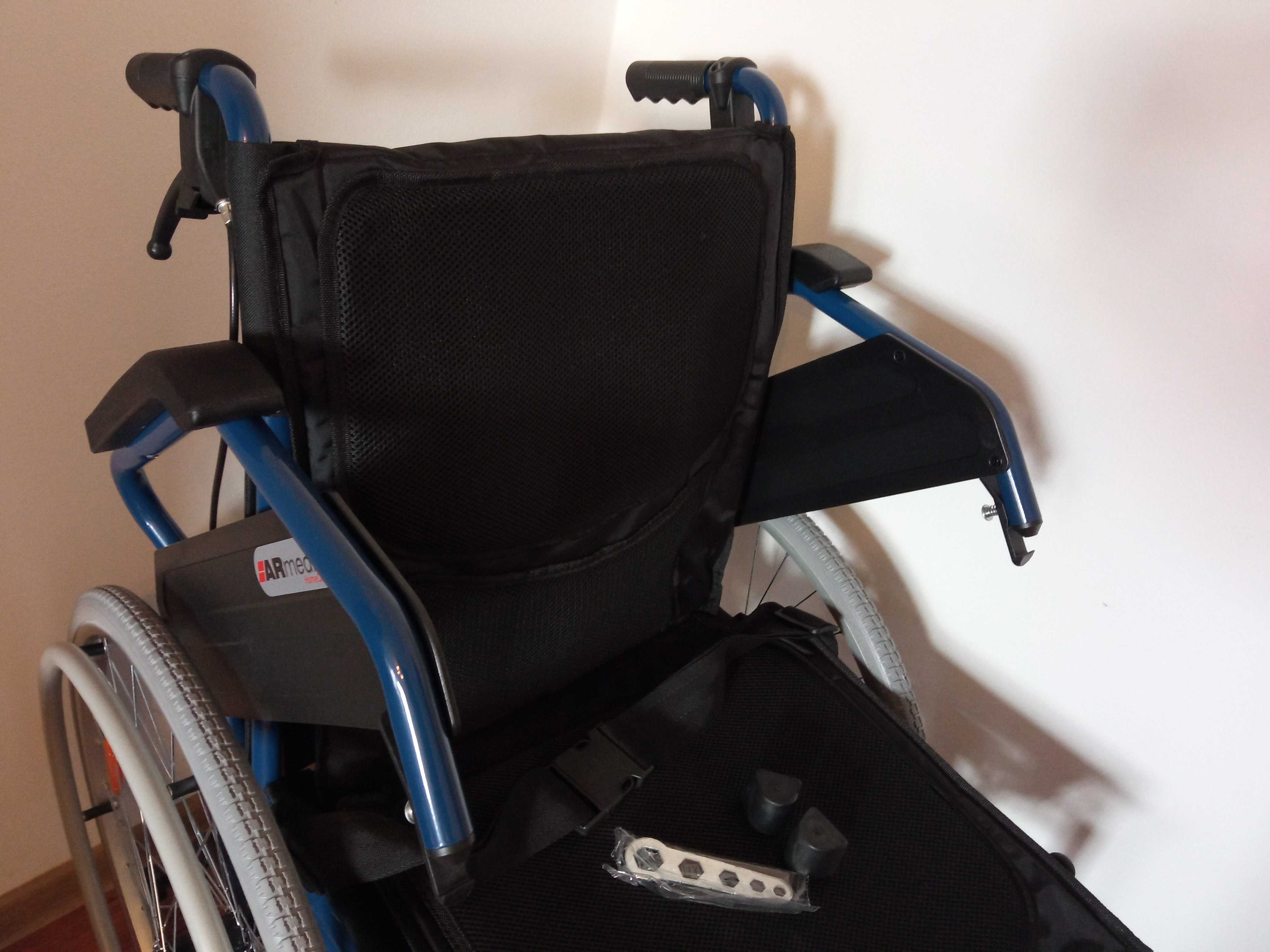 Nowy wózek inwalidzki.