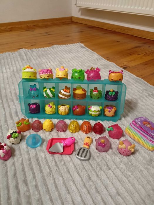 Figurki numnoms plus pudełko akcesoria