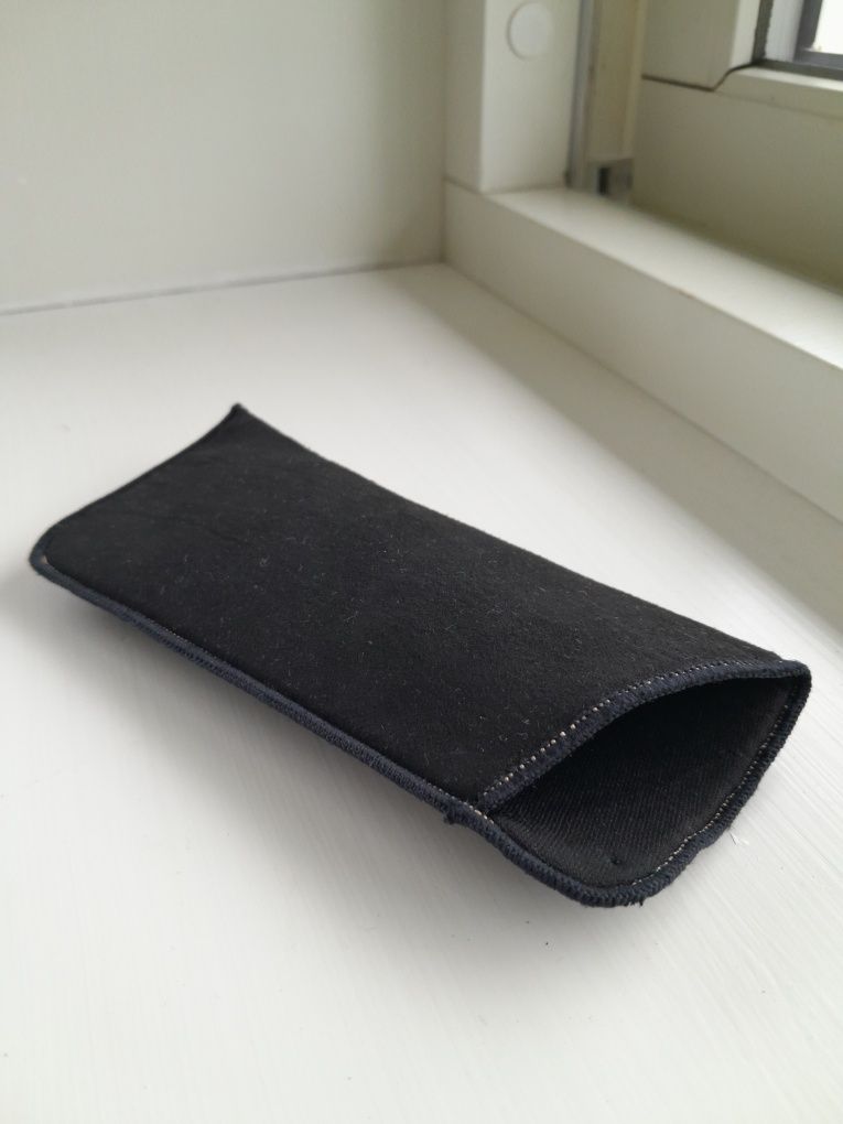 Czarne etui na okulary