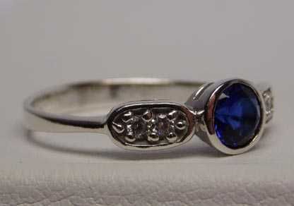 Delikatny srebrny pierścionek szafirowy kamień i cyrkonie R.16.