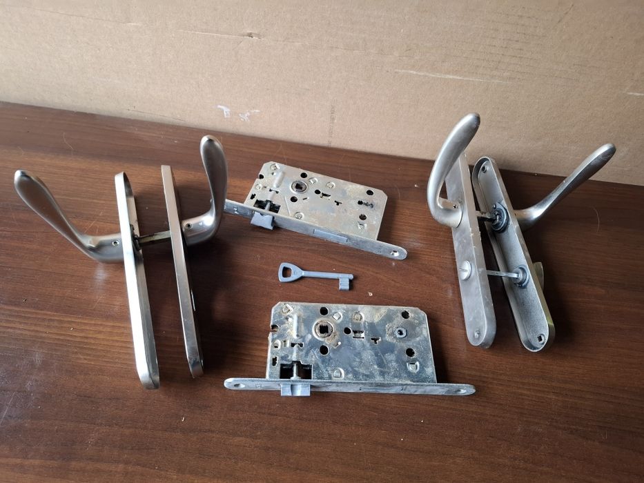 Klamki do drzwi zamki okucia