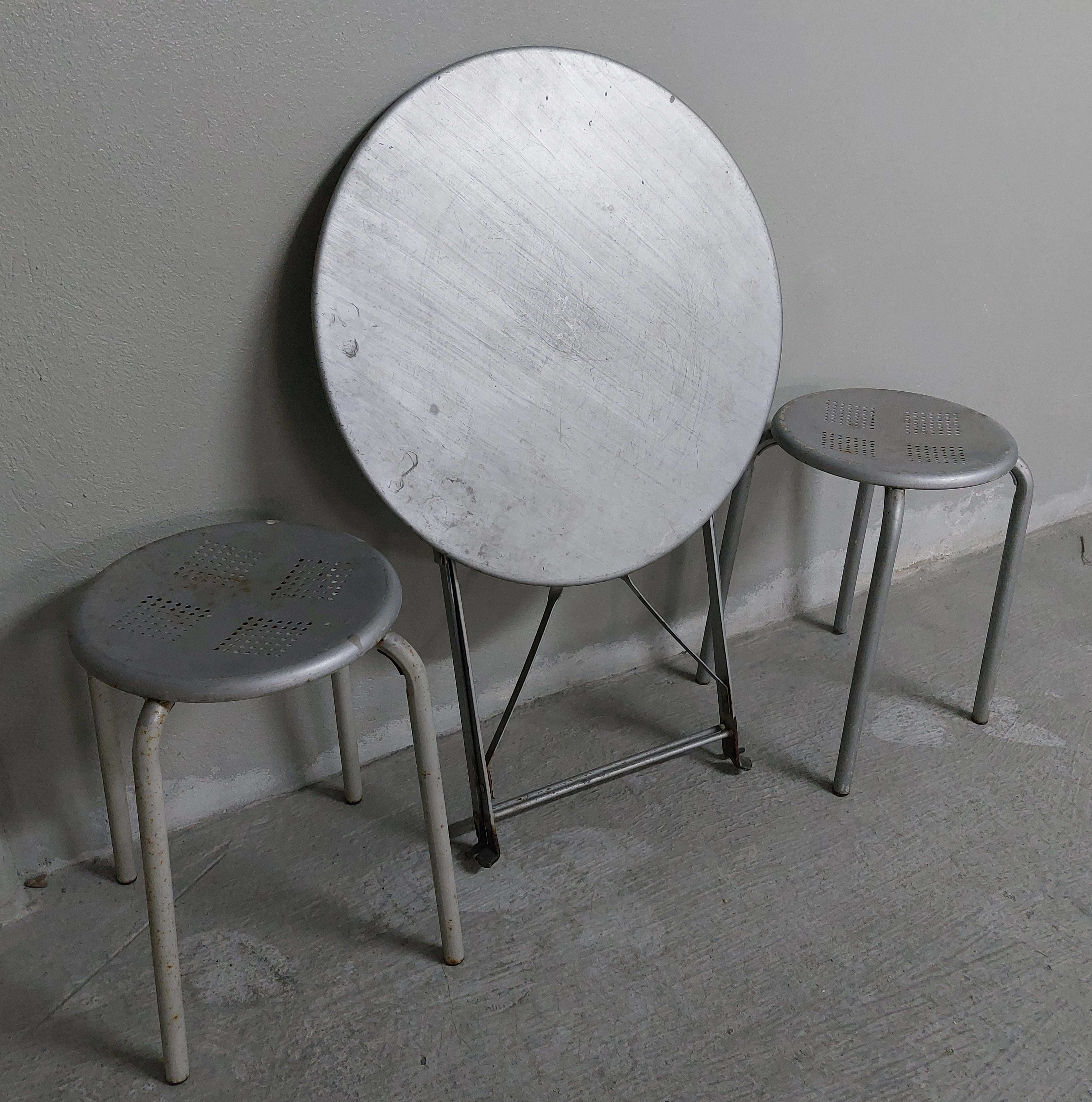 Mesa metal de jardim (oferta 2 bancos)