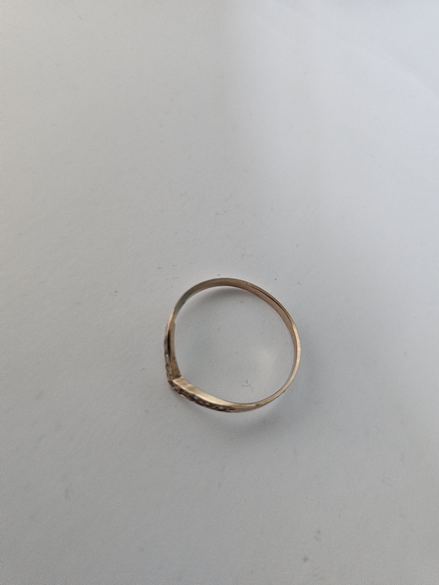 Złoty pierścionek w literkę V cyrkonie stan bdb próba 585  roz. 17