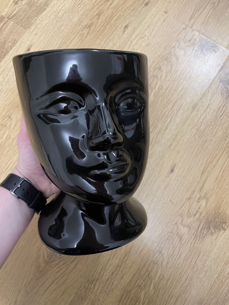 Czarna ceramiczna doniczka twarz