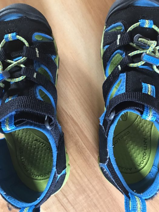 Sandały chłopięce czarne keen r 32/33 gratis druga para