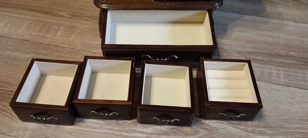 Деревянная винтажная шкатулка