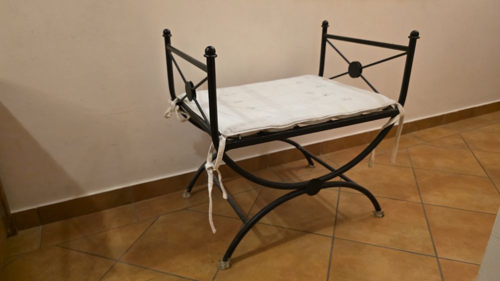 Banco com almofada em ferro