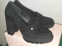 Nowe buty damskie-mokasyny na obcasie