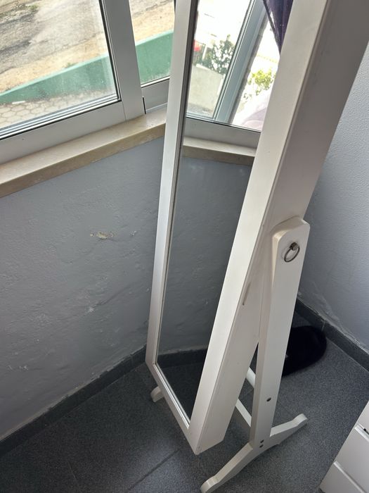 Espelho IKEA de pé branco com espaço para acessorios pessoais