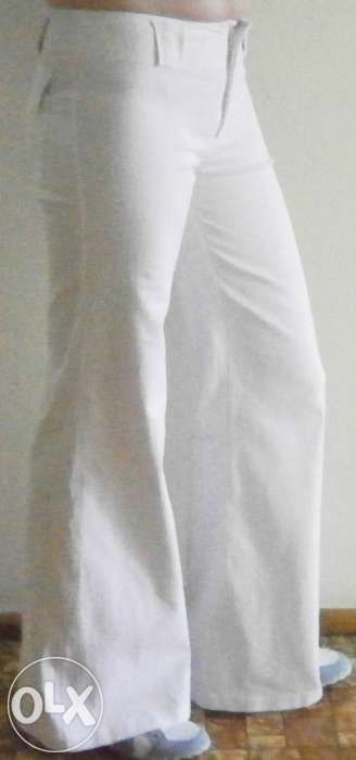 Białe spodnie z rozszerzaną nogawką