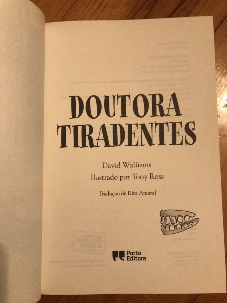 Livro Doutora tira Dentes de David Walliams