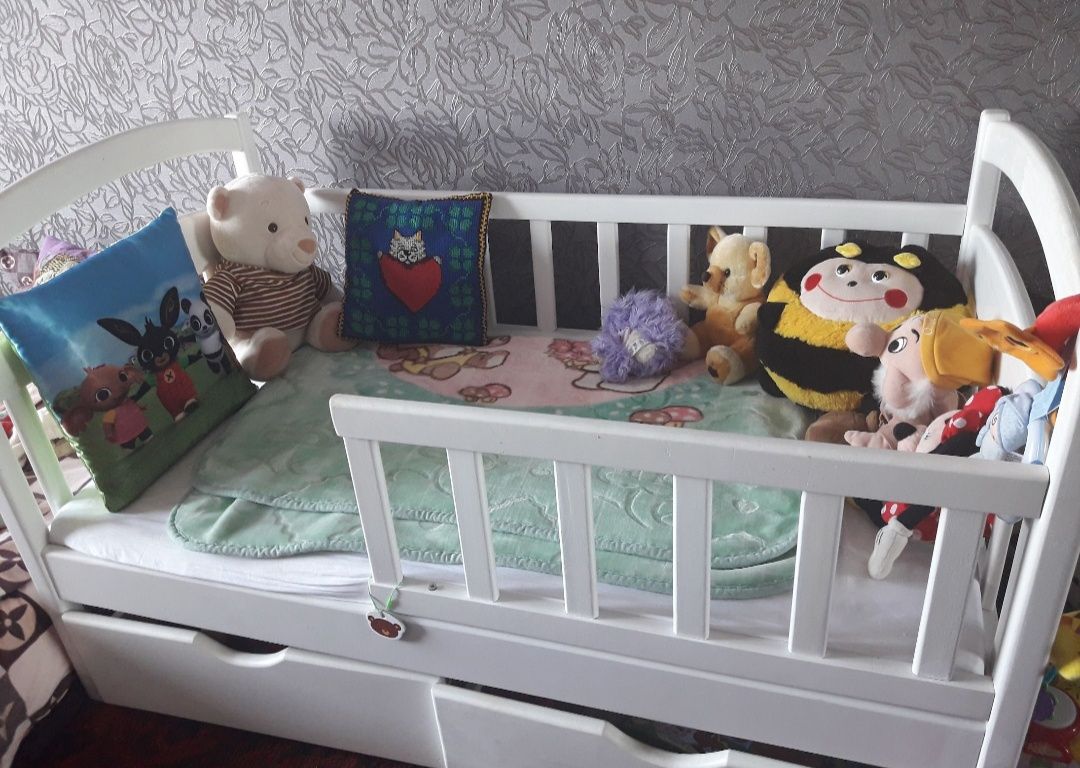 Дитяче ліжко з шухлядами