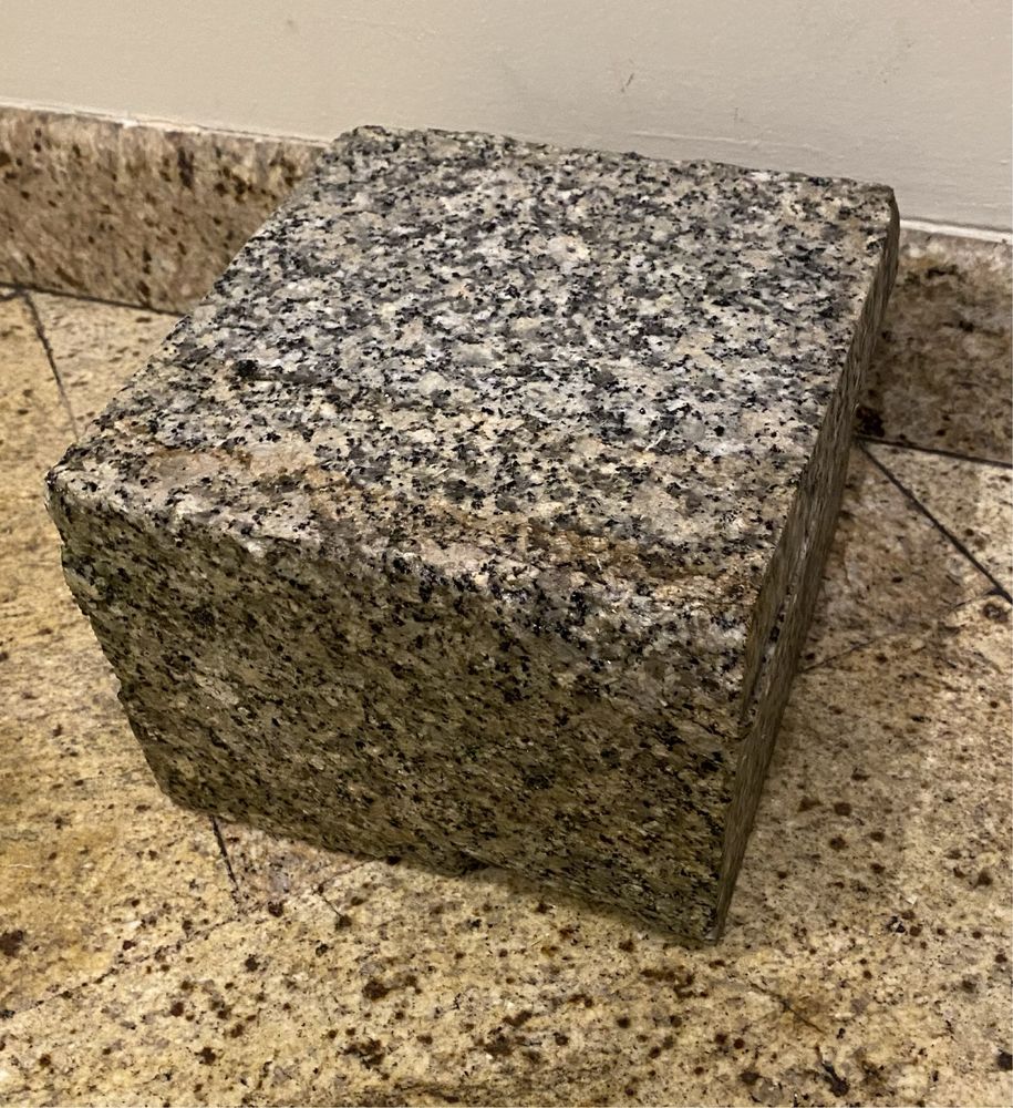 Kostka granitowa szaro ruda 20x20x15 cięto łupana 60szt.