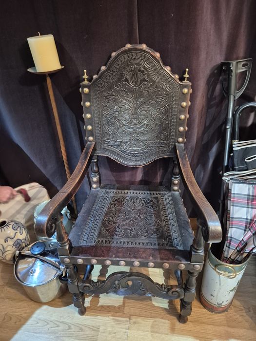 Cadeira antiga com braços em madeira entalhada e couro repuxado – preg