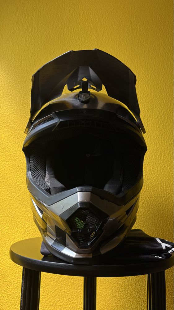 Capacete e óculos
