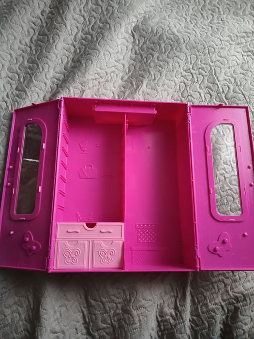 Szafa na ubrania dla lalek