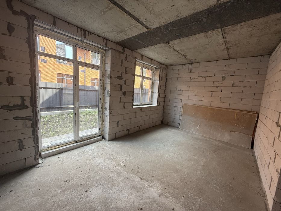 Таунхаус з окремим двориком! Центр Ірпеня! 85000$