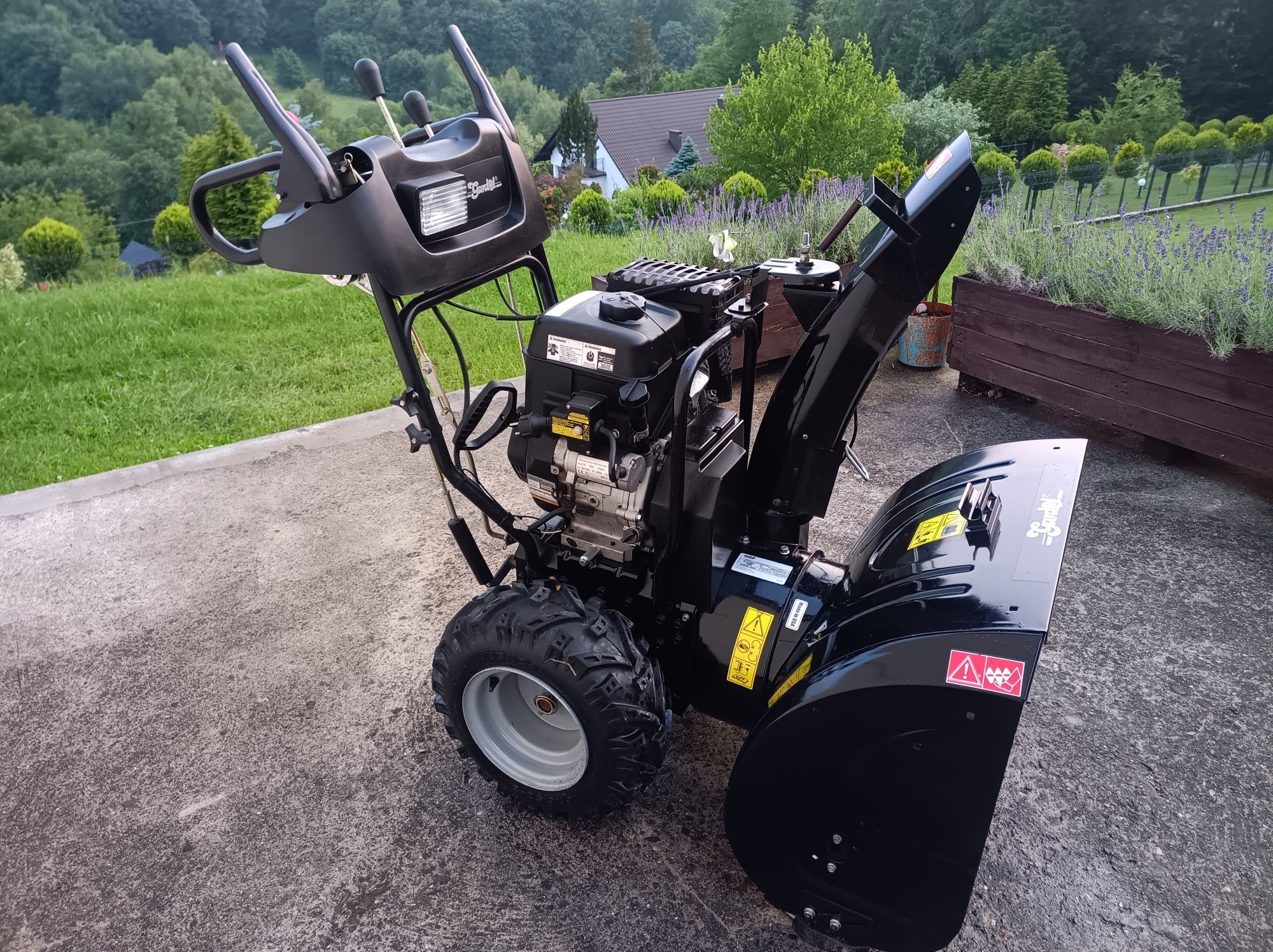 Odśnieżarka Gardol  szerokość 69,5cm moc 8,5KM ,Husqvarna M