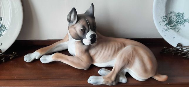 Imagem em porcelana finíssima de um cão. Assinado por Alana. Fabuloso.