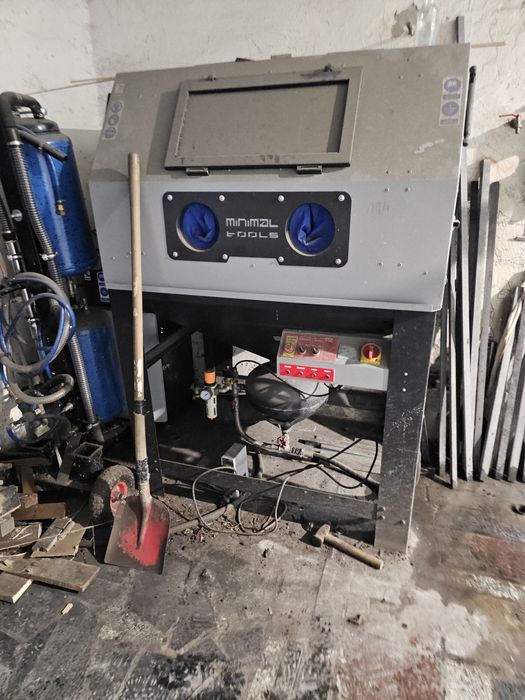 Piaskarka kabinowa minimal tools bardzo duża.