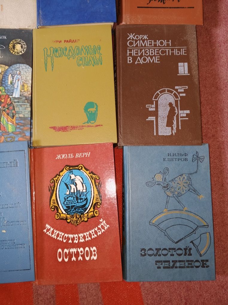 Книги разные , детективы продам