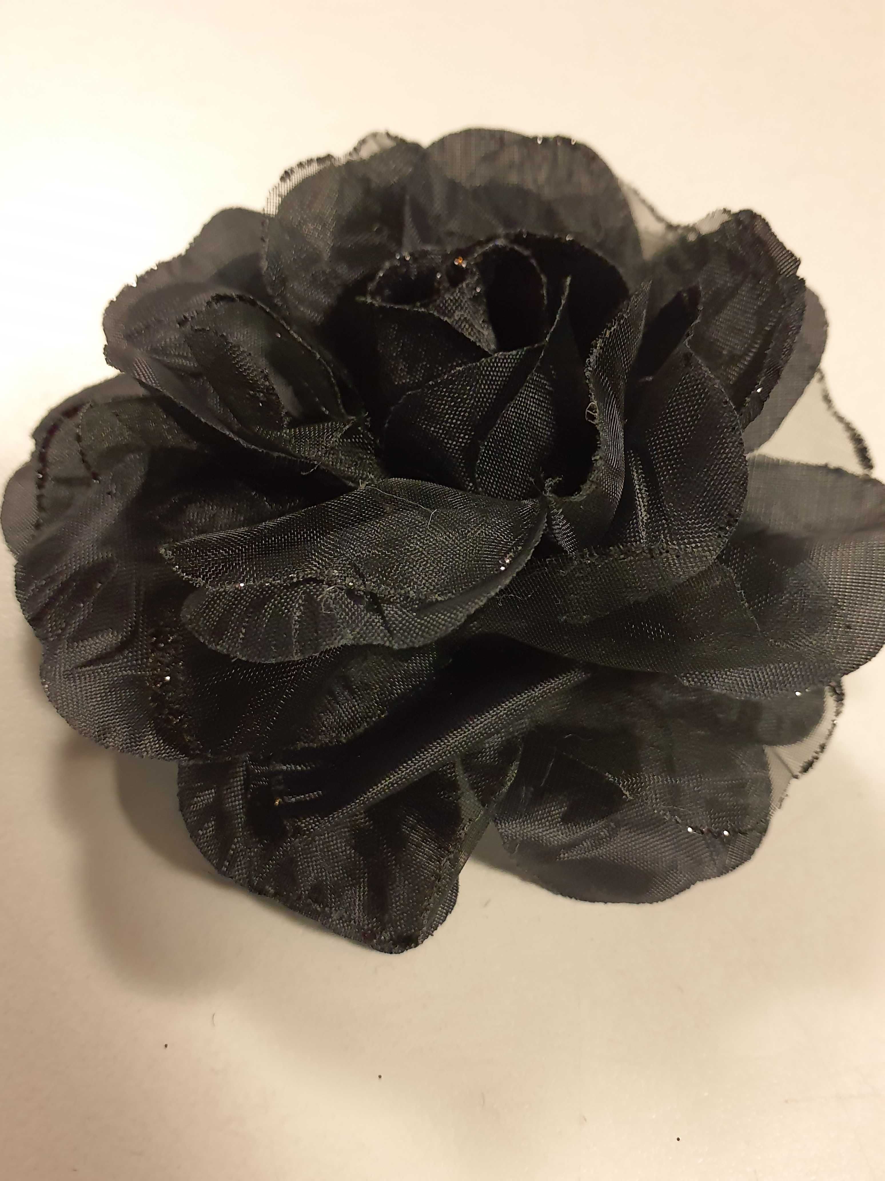 Róża czarna-broszka-gumka