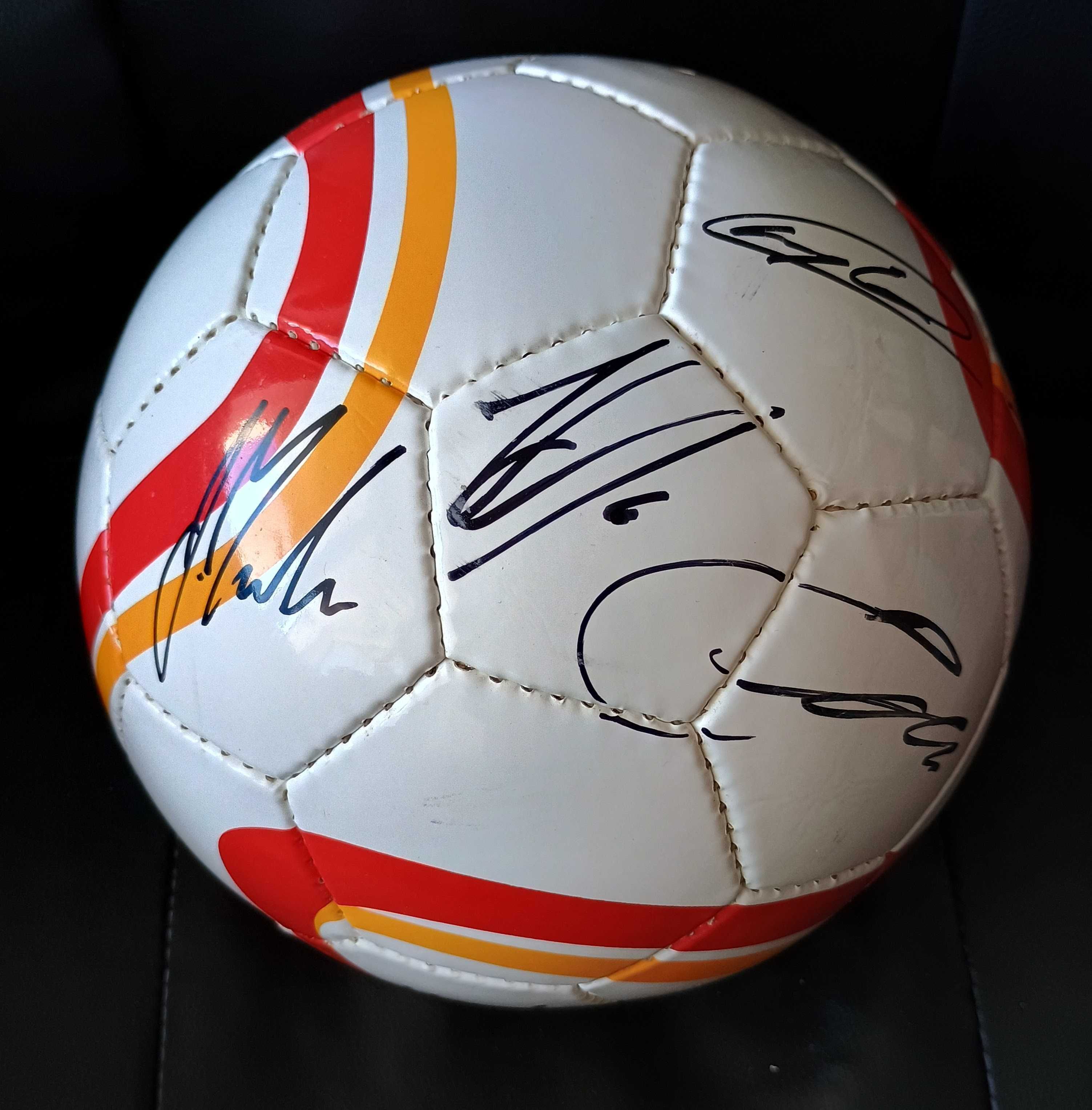 Piłka z autografami Reprezentacji Polski! na Euro 2020