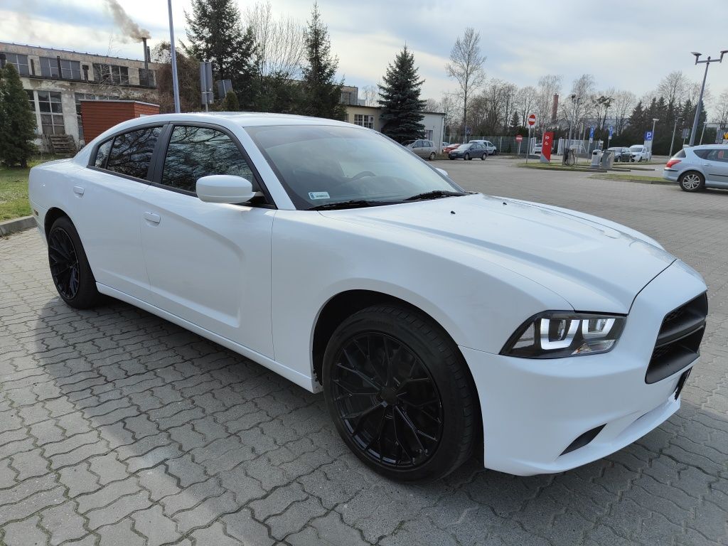 Auto do ślubu DODGE CHARGER w kolorze sukni Panny Młodej.