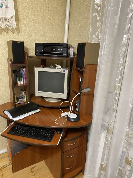 Компʼютерний стіл