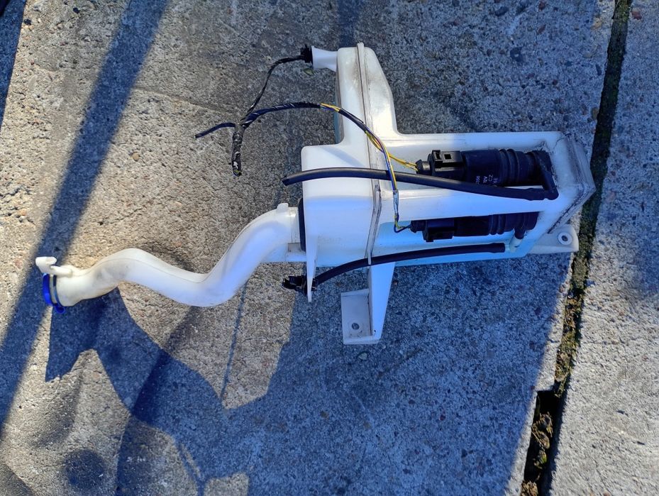 Suzuki Swift MK7 zbiorniczek spryskiwaczy pompka komplet