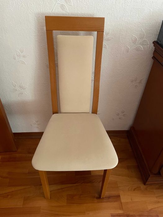 Cztery krzesła stołowe