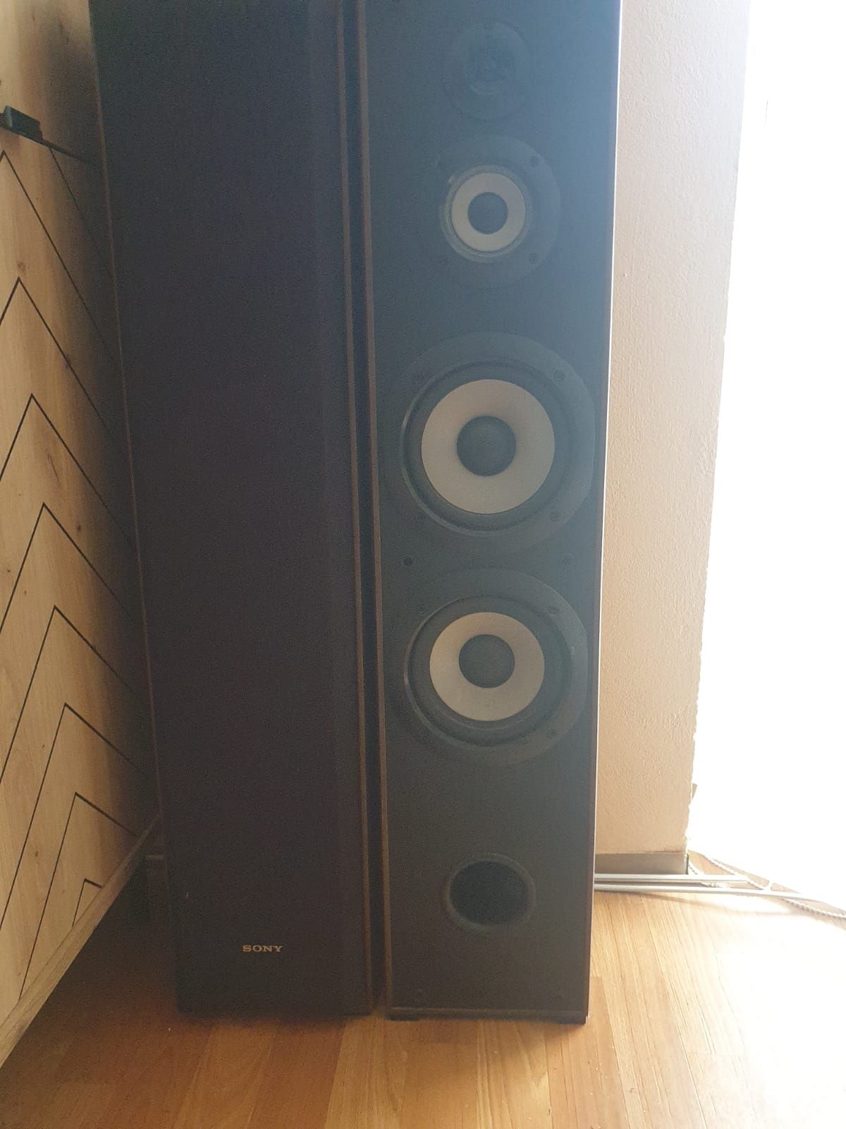 Kolumny Sony, dwie stojące, trzy leżące.