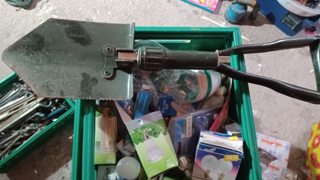 Lote de chaves de canalização e pá desdobrável