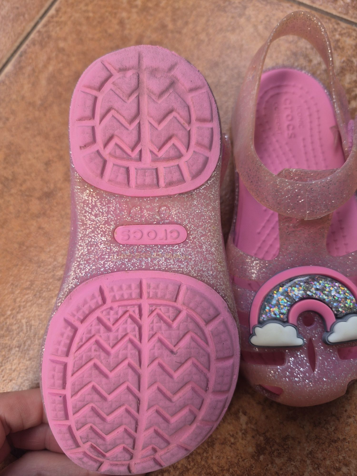 Sandałki Crocs brokatowe