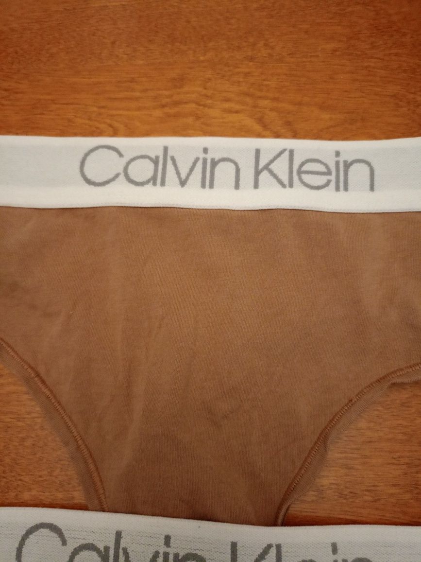 Firmowe stringi CALVIN KLEIN.