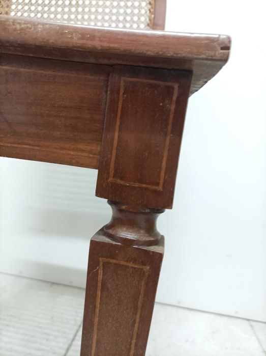 Cadeira antiga com palhinha