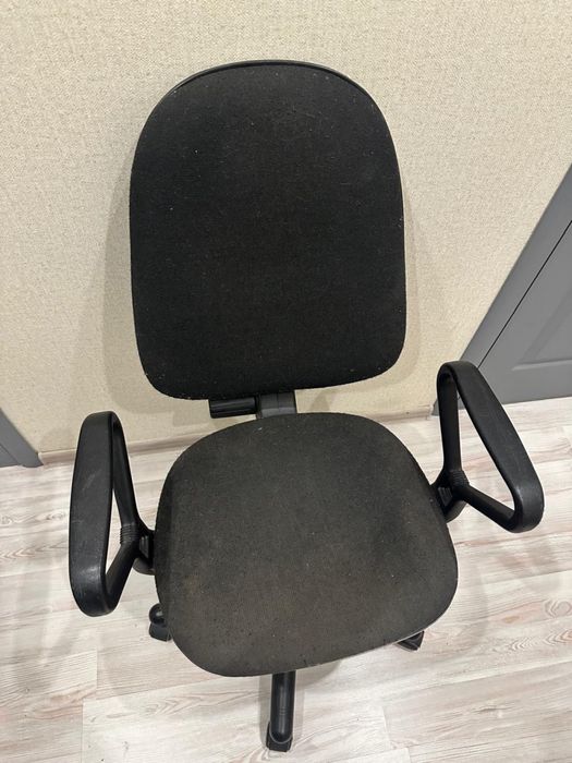 Стілець офісний чорний