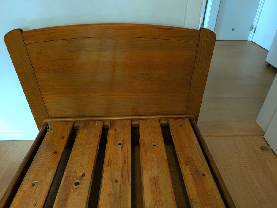 Cama individual em cedro