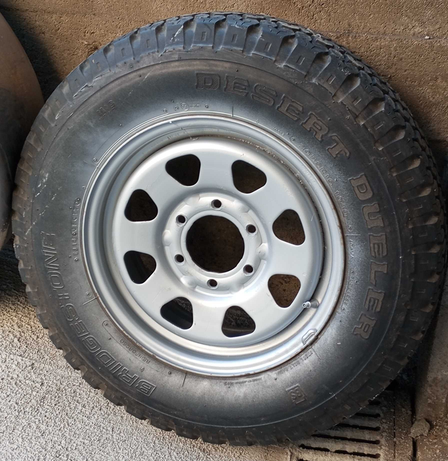 Pneu e capa Pneu 205SR16 para JIPE acho que TOYOTA LAND CRUISER