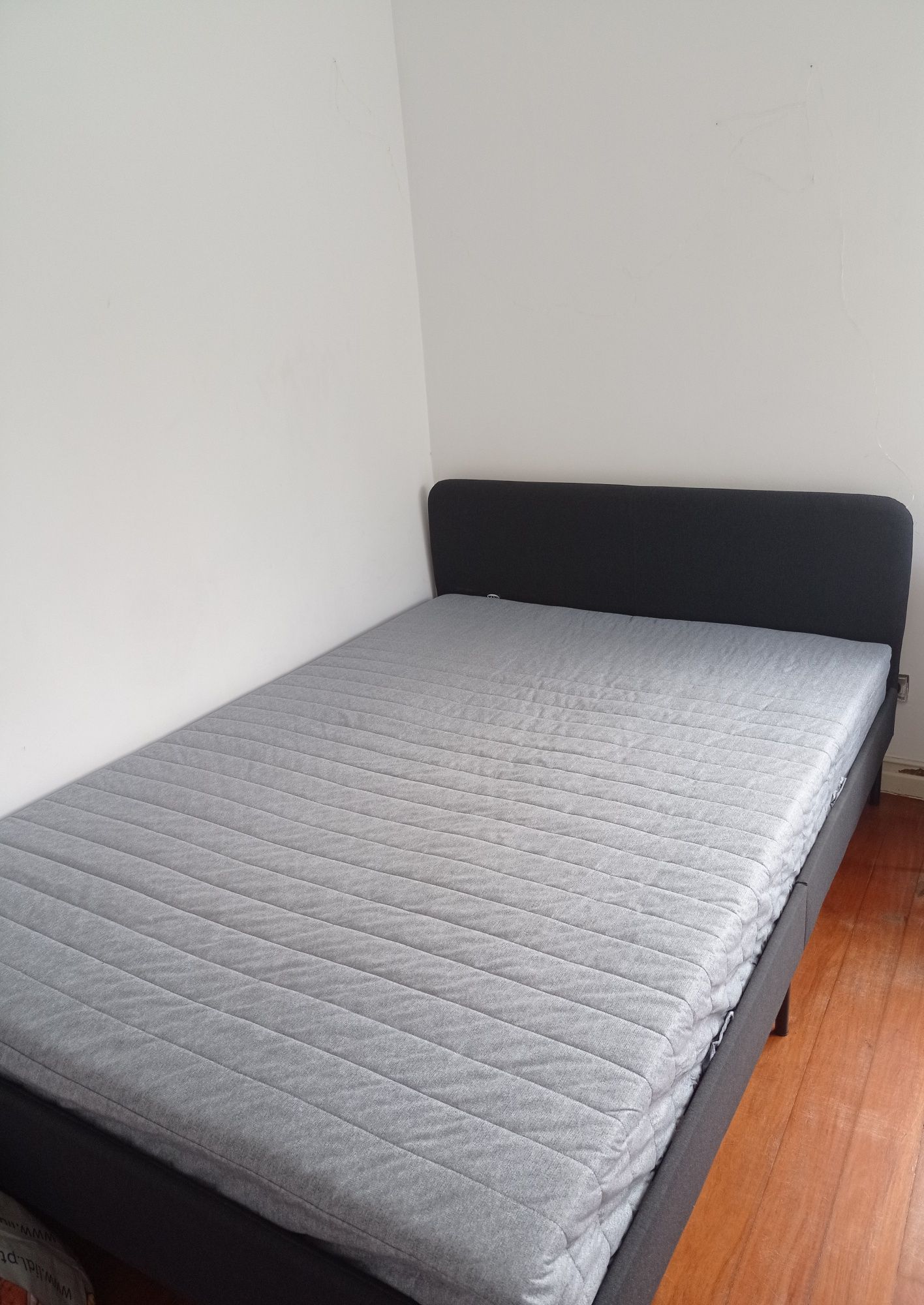 Cama e colchão como novos