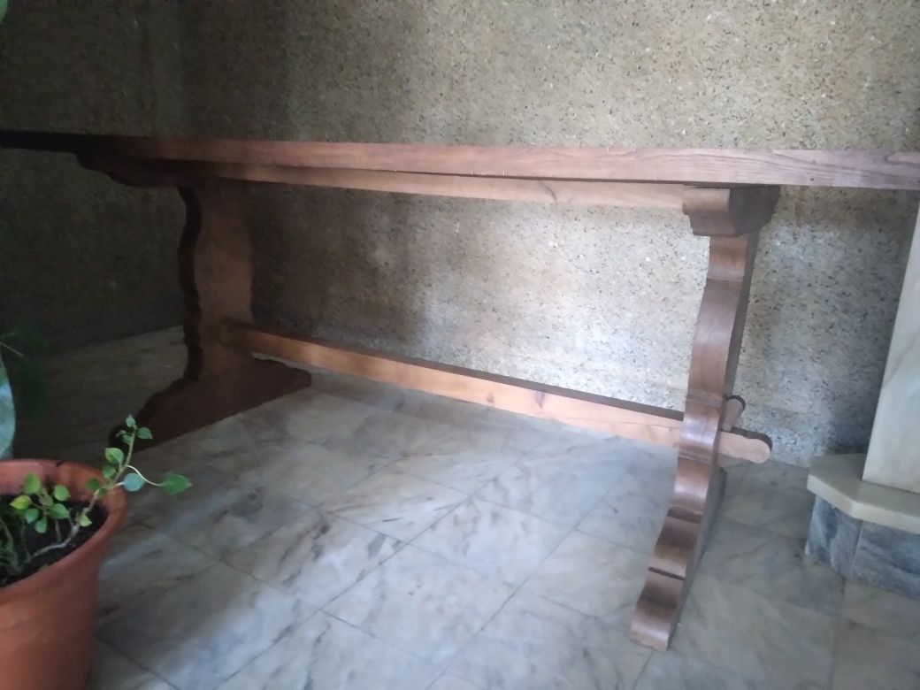 Mesa em madeira maciça