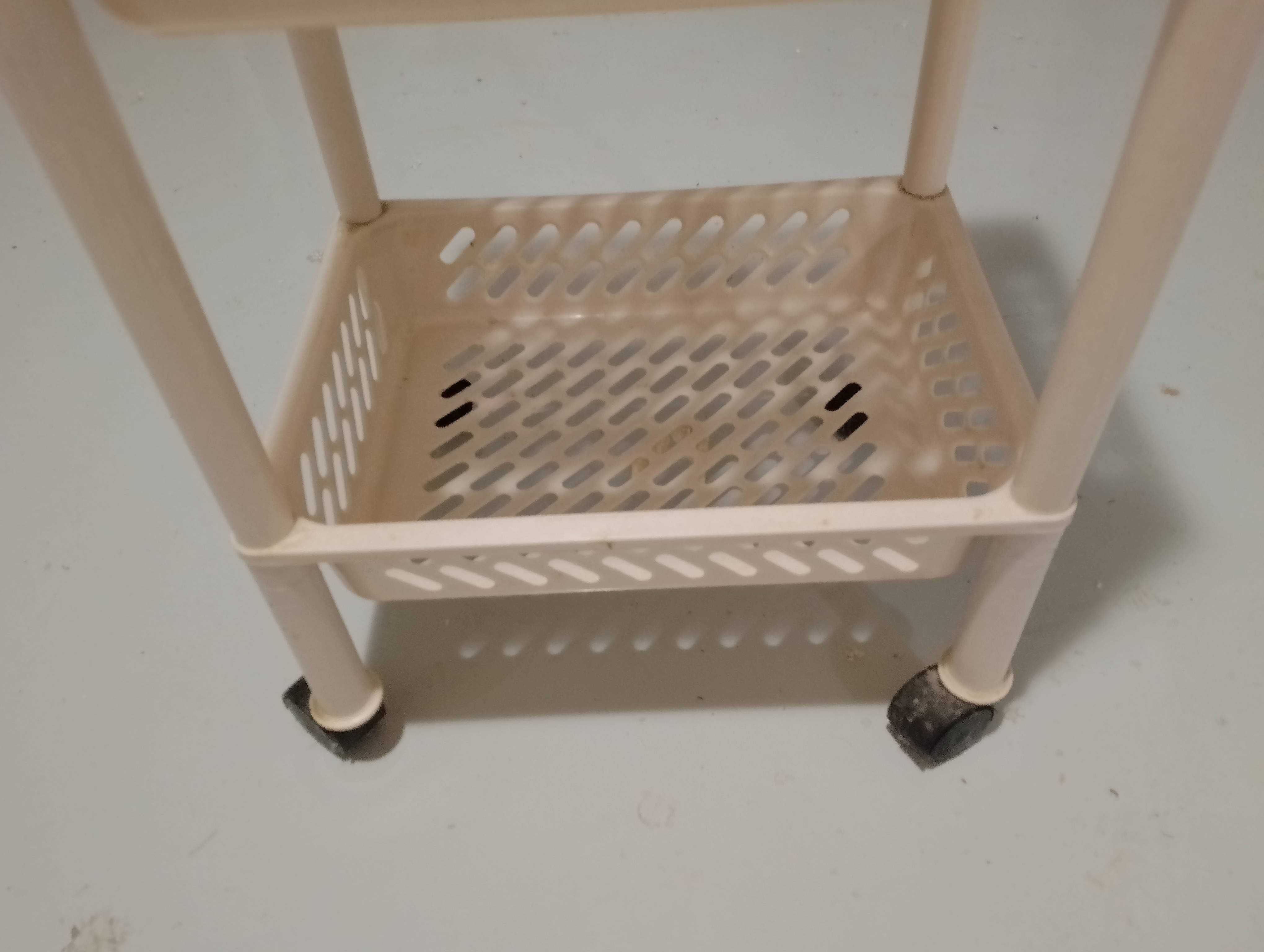 Plastikowy regał do łazienki wysokość 68 cm