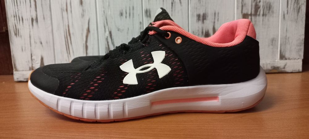 Кросівки жіночі для бігу UA 38,5