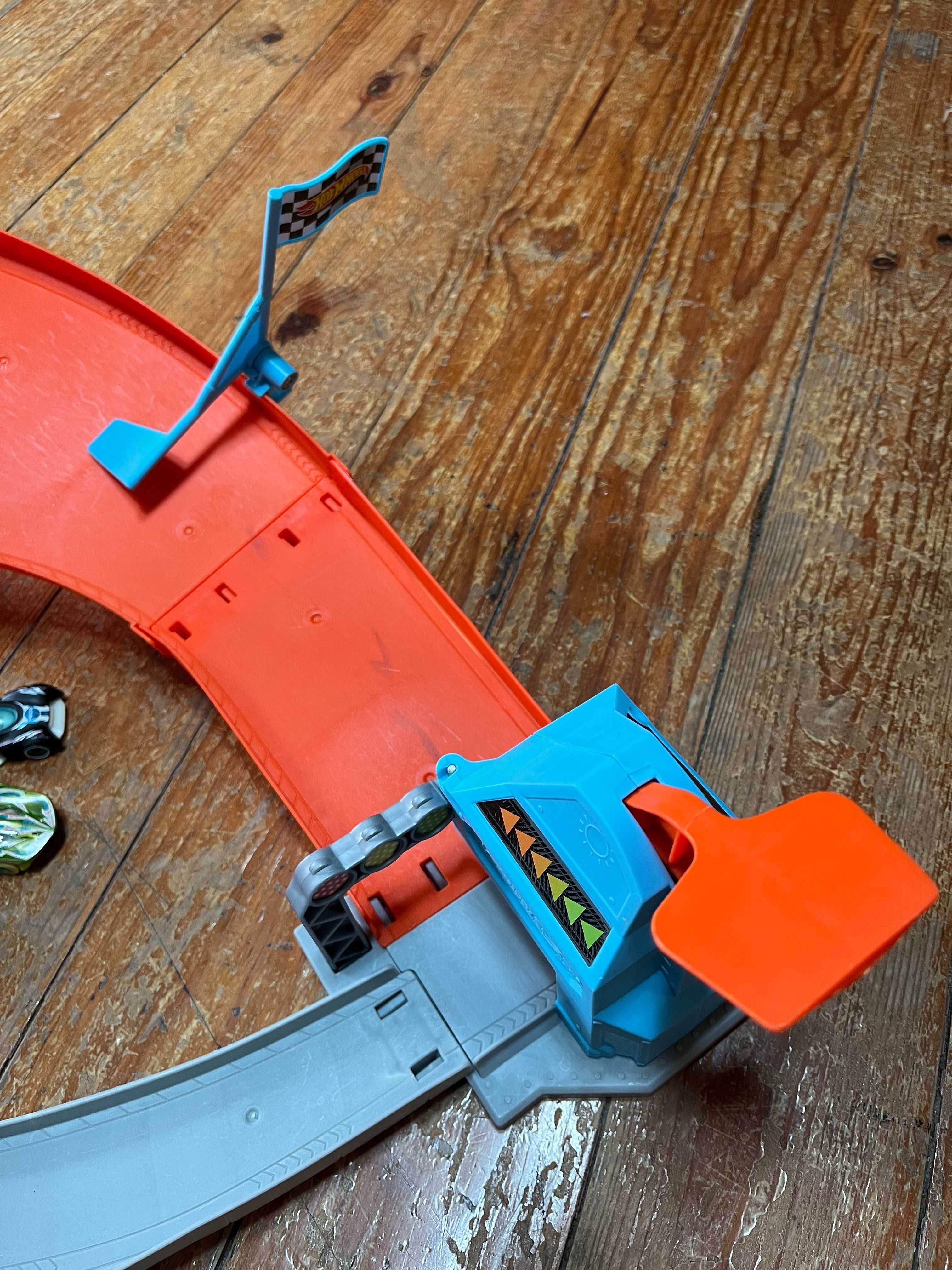 Pista HOT WHEELS + 3 carros