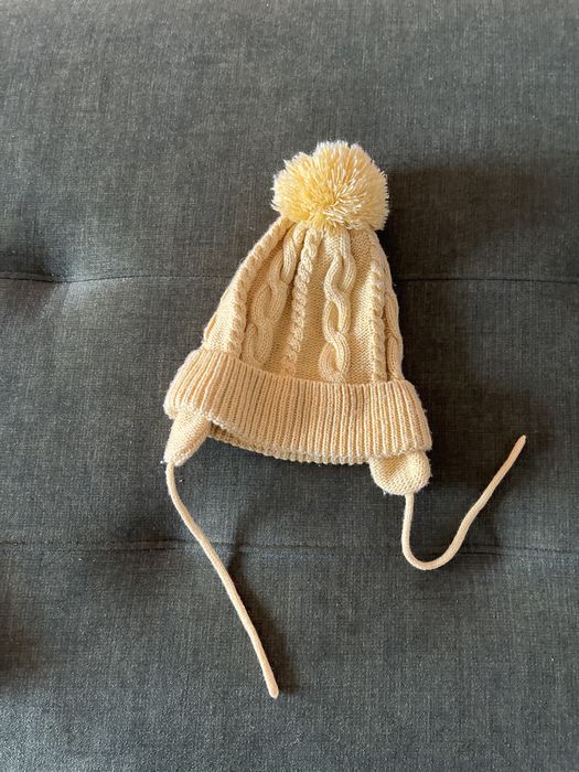 Bluza rozpinana i czapka.